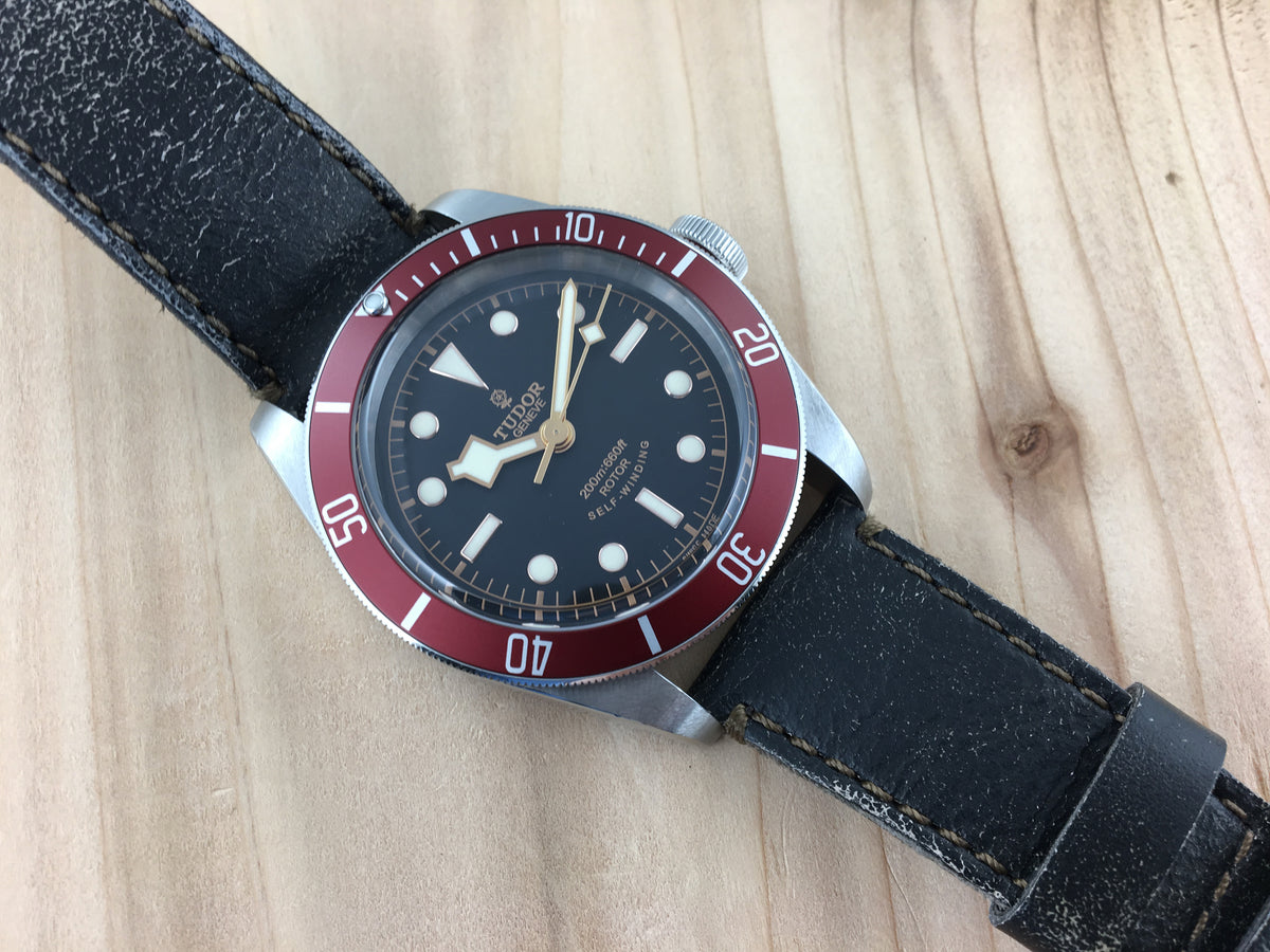 Black bay red discount bezel