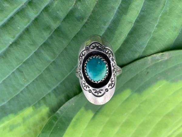 Vintage 925 Sterling silver and green turquoise Native American stamped  oval shadowbox ring size 7.5